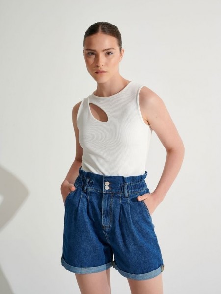 Blue jean ψηλόμεσο σορτς με πιέτες, πλαϊνές τσέπες και λάστιχο στην μέση Ale 