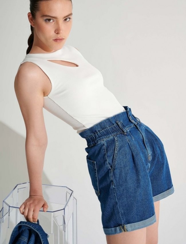 Blue jean ψηλόμεσο σορτς με πιέτες, πλαϊνές τσέπες και λάστιχο στην μέση Ale 