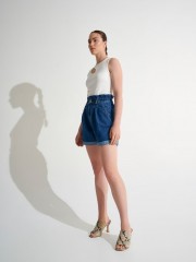 Blue jean ψηλόμεσο σορτς με πιέτες, πλαϊνές τσέπες και λάστιχο στην μέση Ale 