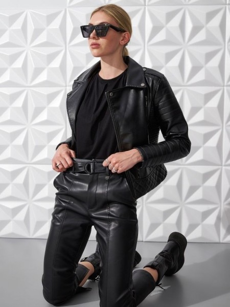 Μαύρο ψηλόμεσο faux-leather παντελόνι carrot fit, με διακοσμητικά εξώγαζα, αποσπώμενη ζώνη, πλαϊνές τσέπες και σκίσιμο εσωτερικά του ποδόγυρου Ale