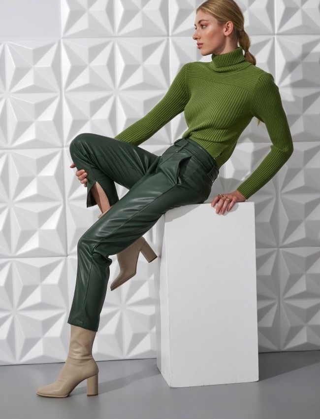 Κυπαρισσί ψηλόμεσο faux-leather παντελόνι carrot fit, με διακοσμητικά εξώγαζα, αποσπώμενη ζώνη, πλαϊνές τσέπες και σκίσιμο εσωτερικά του ποδόγυρου Ale