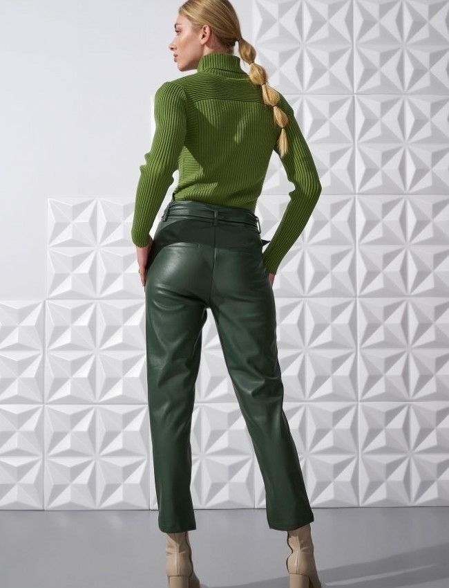 Κυπαρισσί ψηλόμεσο faux-leather παντελόνι carrot fit, με διακοσμητικά εξώγαζα, αποσπώμενη ζώνη, πλαϊνές τσέπες και σκίσιμο εσωτερικά του ποδόγυρου Ale
