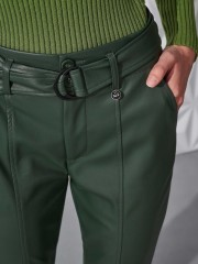 Κυπαρισσί ψηλόμεσο faux-leather παντελόνι carrot fit, με διακοσμητικά εξώγαζα, αποσπώμενη ζώνη, πλαϊνές τσέπες και σκίσιμο εσωτερικά του ποδόγυρου Ale