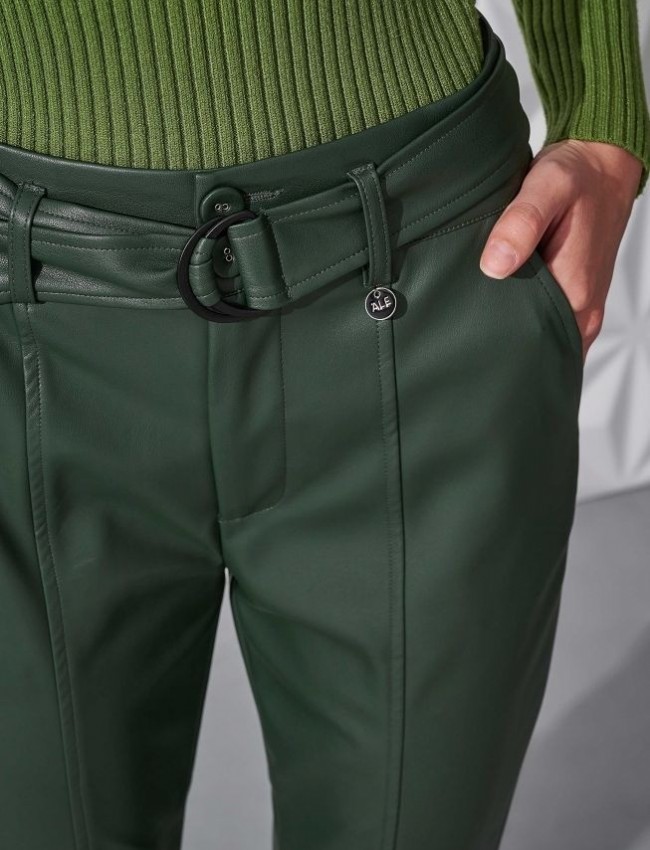 Κυπαρισσί ψηλόμεσο faux-leather παντελόνι carrot fit, με διακοσμητικά εξώγαζα, αποσπώμενη ζώνη, πλαϊνές τσέπες και σκίσιμο εσωτερικά του ποδόγυρου Ale