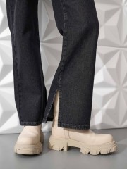Μαύρο high-waisted wide leg jean, με μπροστινές τσέπες και σκίσιμο εσωτερικά του τελειώματος Ale