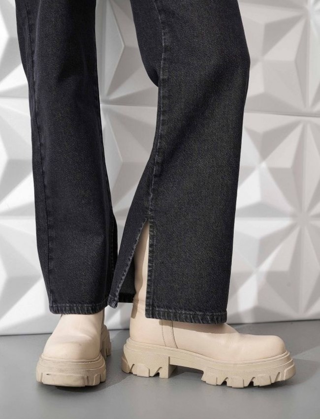 Μαύρο high-waisted wide leg jean, με μπροστινές τσέπες και σκίσιμο εσωτερικά του τελειώματος Ale
