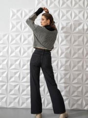 Μαύρο high-waisted wide leg jean, με μπροστινές τσέπες και σκίσιμο εσωτερικά του τελειώματος Ale