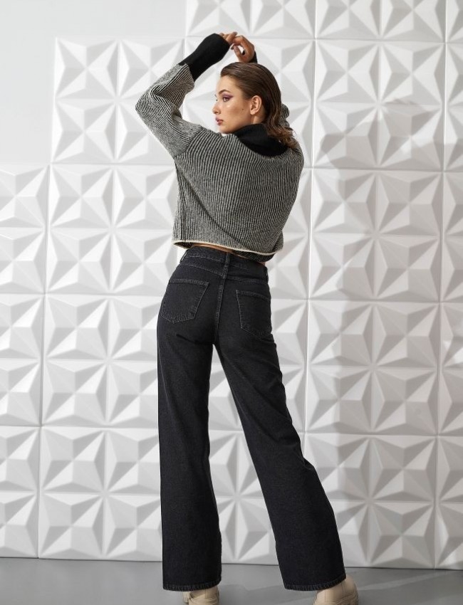 Μαύρο high-waisted wide leg jean, με μπροστινές τσέπες και σκίσιμο εσωτερικά του τελειώματος Ale