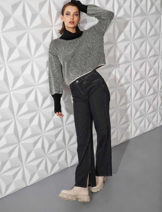Μαύρο high-waisted wide leg jean, με μπροστινές τσέπες και σκίσιμο εσωτερικά του τελειώματος Ale