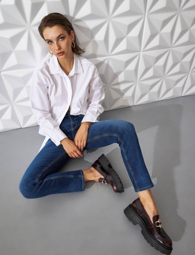 Blue jean high-waisted, σε στενή γραμμή, με μπροστινές τσέπες και κλείσιμο με φερμουάρ και κουμπί Ale