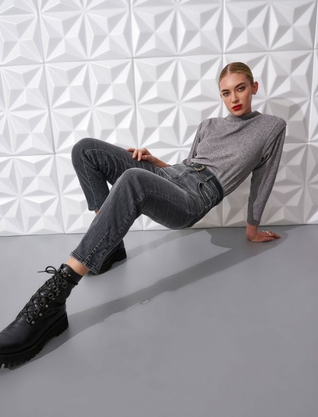 Γκρι highwaisted skinny jean,με διακοσμητικά γαζιά, μπροστινές στρογγυλές τσέπες και κλείσιμο με κουμπί και φερμουάρ Ale 