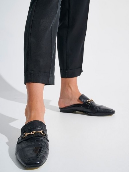 Μαύρο ψηλόμεσο λυοσέλ παντελόνι με πιέτες στο μπροστά μέρος, πλαϊνές τσέπες, αποσπώμενη υφασμάτινη ζώνη και ρεβέρ στο τελείωμα Ale