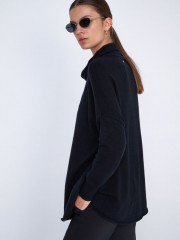 Μαύρη μακρυμάνικη πλεκτή μπλούζα σε oversized γραμμή, ρεγκλάν μανικοκόλληση, χαλαρή ζιβάγκο λαιμόκοψη και στρογγυλεμένο τελείωμα ale