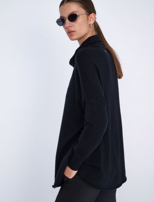 Μαύρη μακρυμάνικη πλεκτή μπλούζα σε oversized γραμμή, ρεγκλάν μανικοκόλληση, χαλαρή ζιβάγκο λαιμόκοψη και στρογγυλεμένο τελείωμα ale