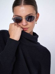 Μαύρη μακρυμάνικη πλεκτή μπλούζα σε oversized γραμμή, ρεγκλάν μανικοκόλληση, χαλαρή ζιβάγκο λαιμόκοψη και στρογγυλεμένο τελείωμα ale