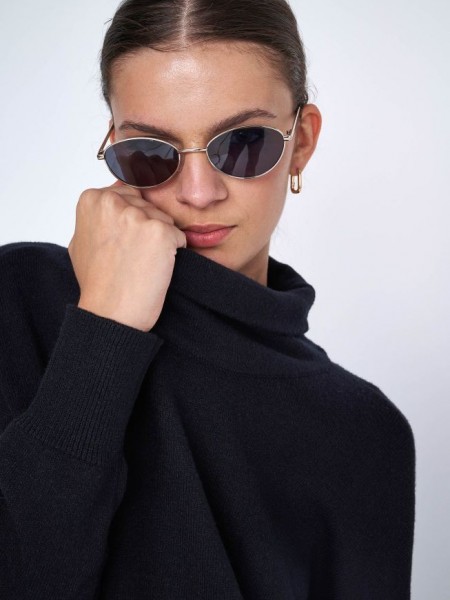 Μαύρη μακρυμάνικη πλεκτή μπλούζα σε oversized γραμμή, ρεγκλάν μανικοκόλληση, χαλαρή ζιβάγκο λαιμόκοψη και στρογγυλεμένο τελείωμα ale