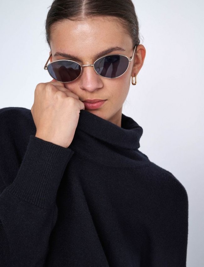 Μαύρη μακρυμάνικη πλεκτή μπλούζα σε oversized γραμμή, ρεγκλάν μανικοκόλληση, χαλαρή ζιβάγκο λαιμόκοψη και στρογγυλεμένο τελείωμα ale