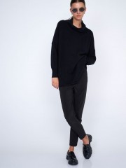 Μαύρη μακρυμάνικη πλεκτή μπλούζα σε oversized γραμμή, ρεγκλάν μανικοκόλληση, χαλαρή ζιβάγκο λαιμόκοψη και στρογγυλεμένο τελείωμα ale