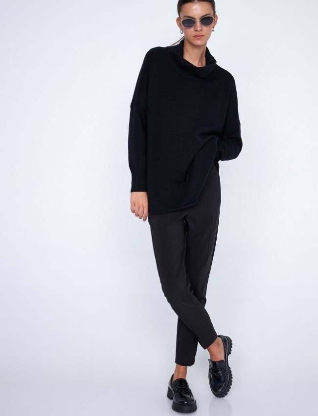 Μαύρη μακρυμάνικη πλεκτή μπλούζα σε oversized γραμμή, ρεγκλάν μανικοκόλληση, χαλαρή ζιβάγκο λαιμόκοψη και στρογγυλεμένο τελείωμα ale