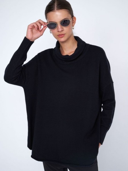 Μαύρη μακρυμάνικη πλεκτή μπλούζα σε oversized γραμμή, ρεγκλάν μανικοκόλληση, χαλαρή ζιβάγκο λαιμόκοψη και στρογγυλεμένο τελείωμα ale