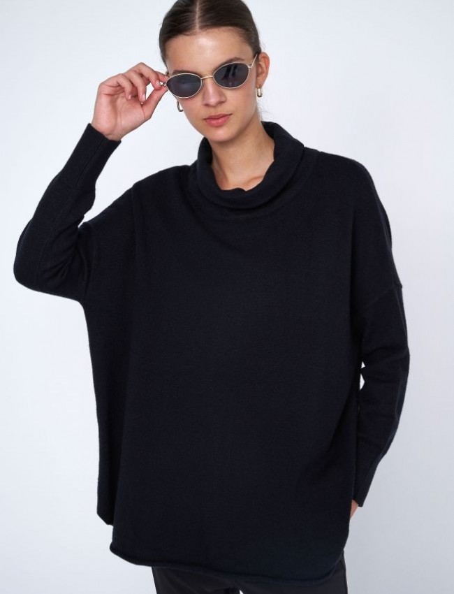 Μαύρη μακρυμάνικη πλεκτή μπλούζα σε oversized γραμμή, ρεγκλάν μανικοκόλληση, χαλαρή ζιβάγκο λαιμόκοψη και στρογγυλεμένο τελείωμα ale