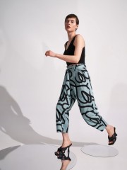 Εμπριμέ σιελ ψηλόμεση cropped παντελόνα με τύπωμα αφηρημένη τέχνη, πλαϊνές τσέπες και αποσπώμενη ζώνη Ale
