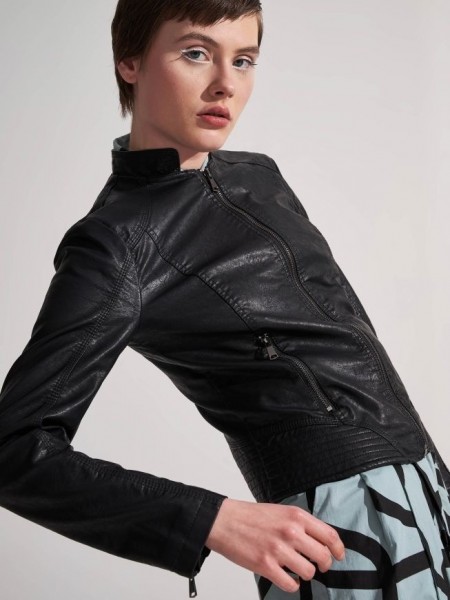 Μαύρο faux-leather μπουφάν με όρθιο γιακά και μπροστινές τσέπες Ale