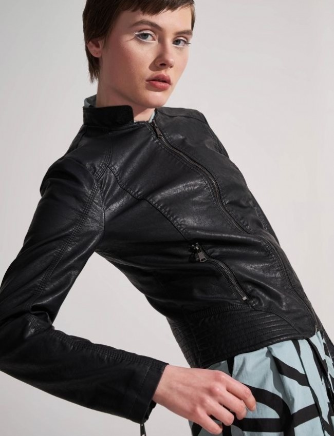 Μαύρο faux-leather μπουφάν με όρθιο γιακά και μπροστινές τσέπες Ale