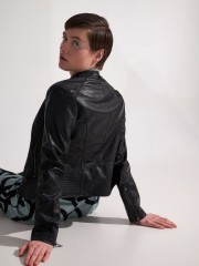 Μαύρο faux-leather μπουφάν με όρθιο γιακά και μπροστινές τσέπες Ale