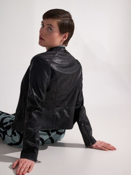 Μαύρο faux-leather μπουφάν με όρθιο γιακά και μπροστινές τσέπες Ale