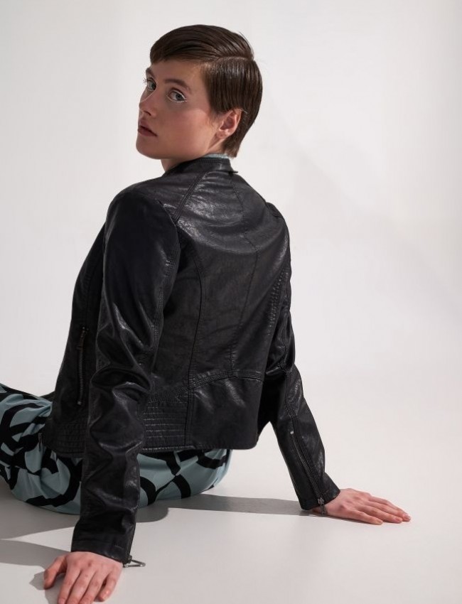 Μαύρο faux-leather μπουφάν με όρθιο γιακά και μπροστινές τσέπες Ale