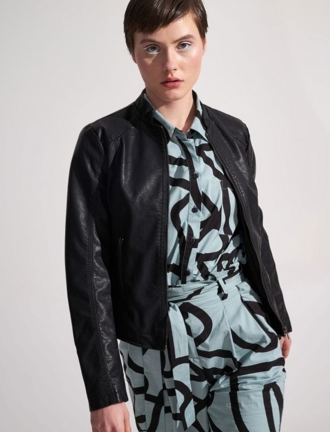 Μαύρο faux-leather μπουφάν με όρθιο γιακά και μπροστινές τσέπες Ale