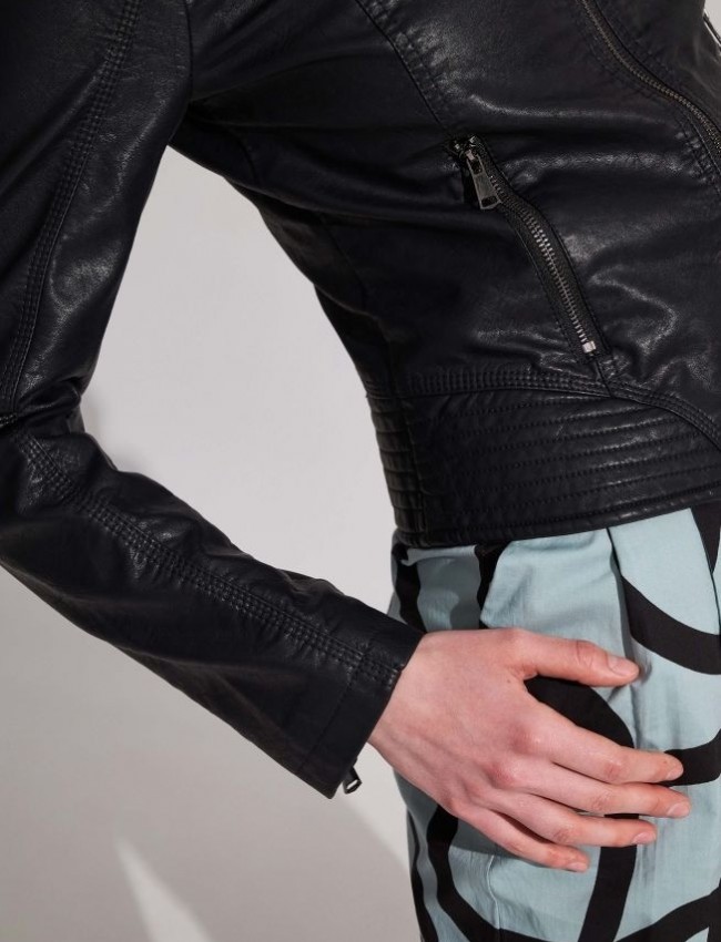 Μαύρο faux-leather μπουφάν με όρθιο γιακά και μπροστινές τσέπες Ale