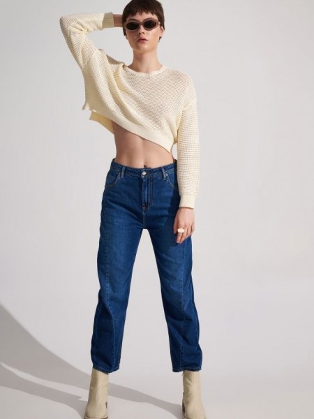 Blue high-waisted  slouchy fit jean, με διακοσμητικά εξώρραφα, μπροστινές στρογγυλεμένες τσέπες και κλείσιμο με φερμουάρ και κουμπί Ale