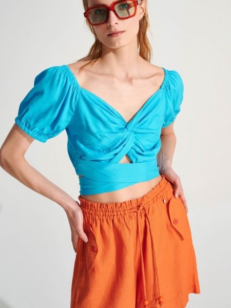 Γαλάζιο κοντομάνικο cropped top με κόμπο στο στήθος, λάστιχα στα τελειώματα και μη αποσπώμενη ζώνη Ale 