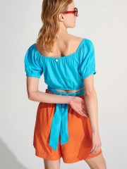 Γαλάζιο κοντομάνικο cropped top με κόμπο στο στήθος, λάστιχα στα τελειώματα και μη αποσπώμενη ζώνη Ale 