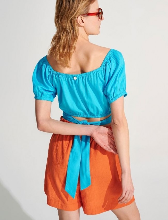 Γαλάζιο κοντομάνικο cropped top με κόμπο στο στήθος, λάστιχα στα τελειώματα και μη αποσπώμενη ζώνη Ale 