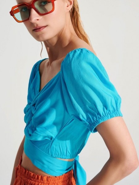 Γαλάζιο κοντομάνικο cropped top με κόμπο στο στήθος, λάστιχα στα τελειώματα και μη αποσπώμενη ζώνη Ale 