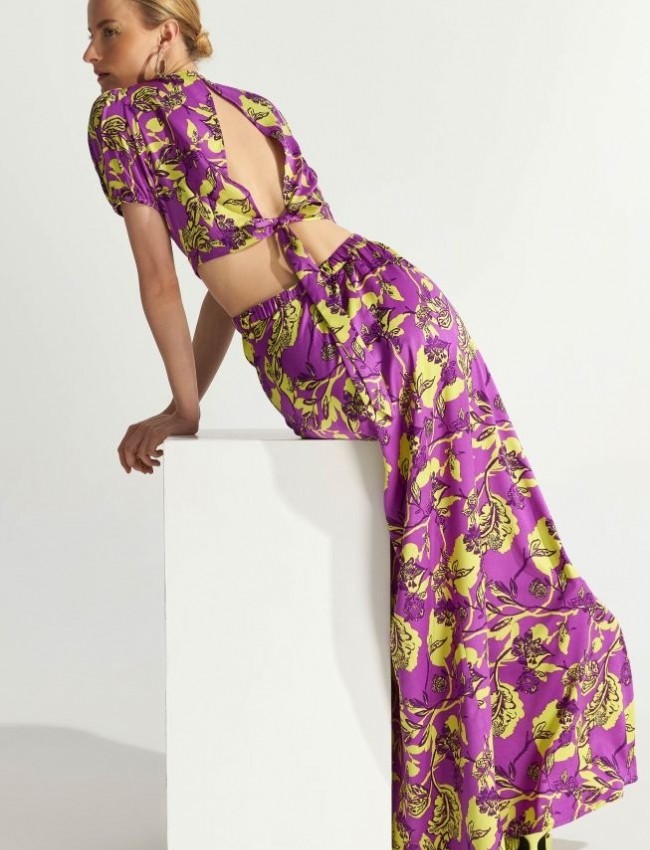 Floral printed μωβ κοντομάνικο σατέν maxi φόρεμα με ανοίγματα και λάστιχο στη μέση Ale
