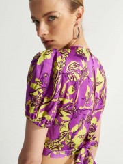 Floral printed μωβ κοντομάνικο σατέν maxi φόρεμα με ανοίγματα και λάστιχο στη μέση Ale