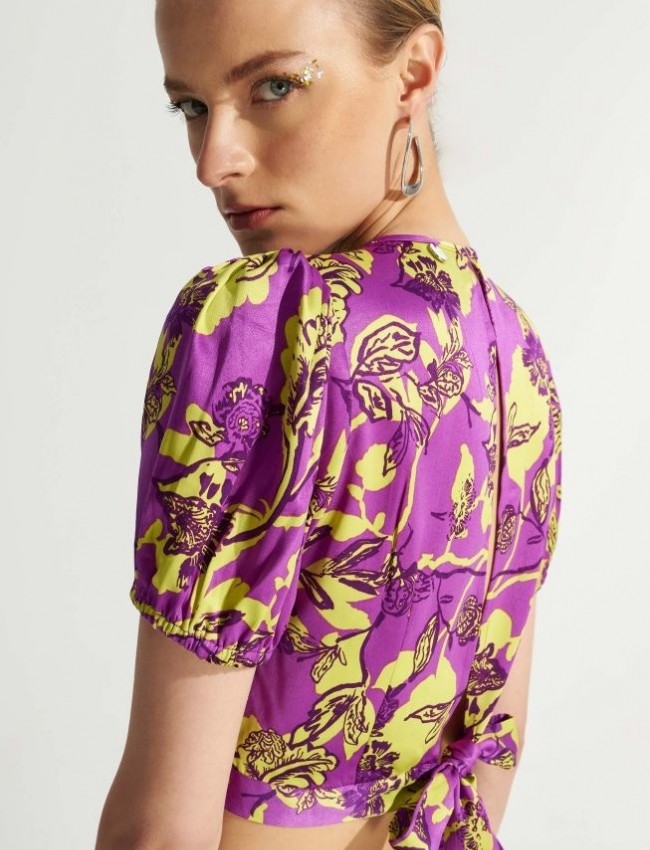 Floral printed μωβ κοντομάνικο σατέν maxi φόρεμα με ανοίγματα και λάστιχο στη μέση Ale