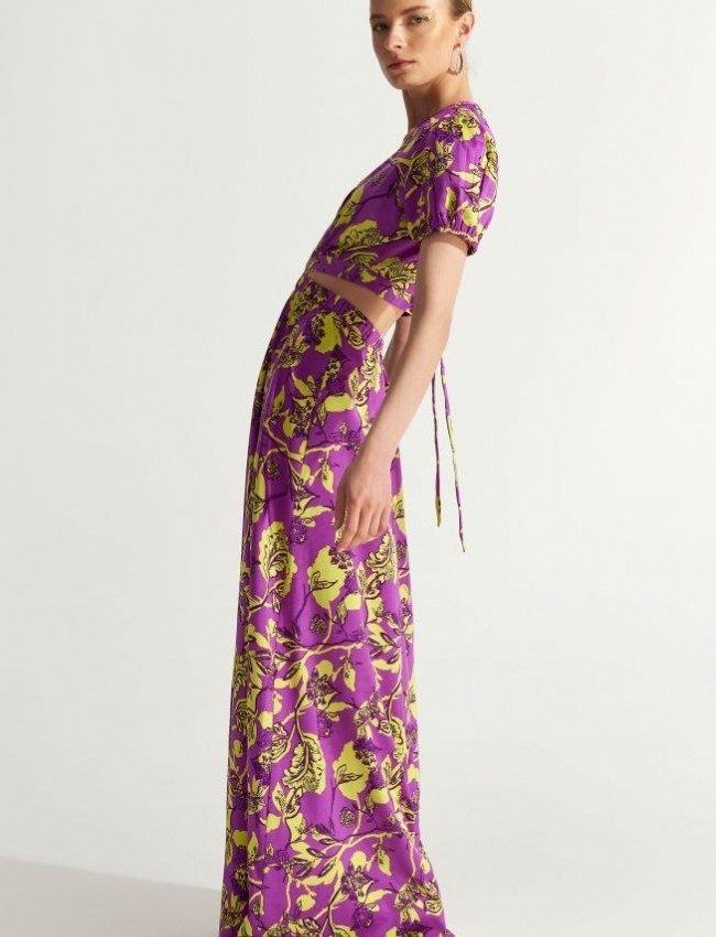 Floral printed μωβ κοντομάνικο σατέν maxi φόρεμα με ανοίγματα και λάστιχο στη μέση Ale