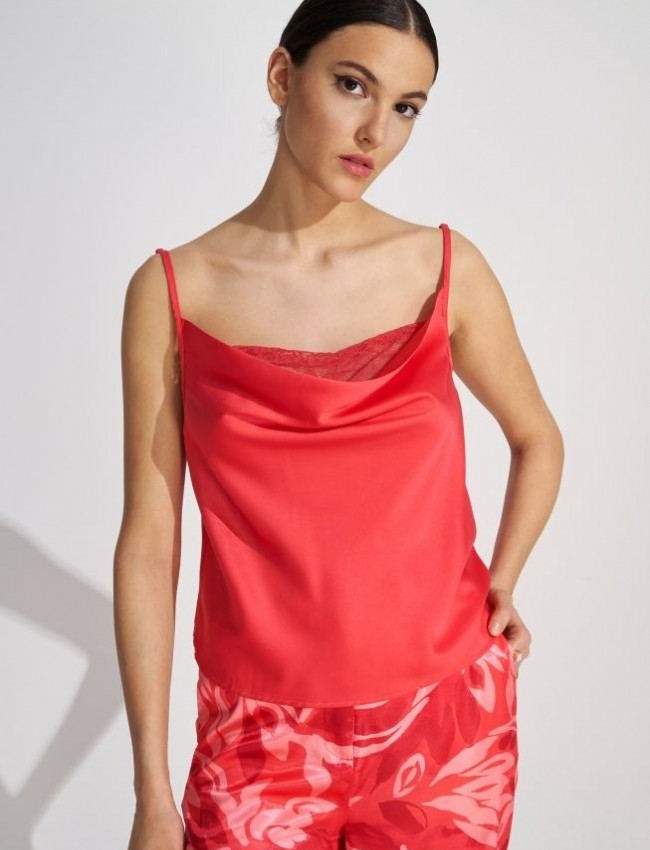 Φούξια lingerie με λεπτές ρυθμιζόμενες τιράντες, ντραπέ λαιμόκοψη και δαντελένιες λεπτομέρειες Ale