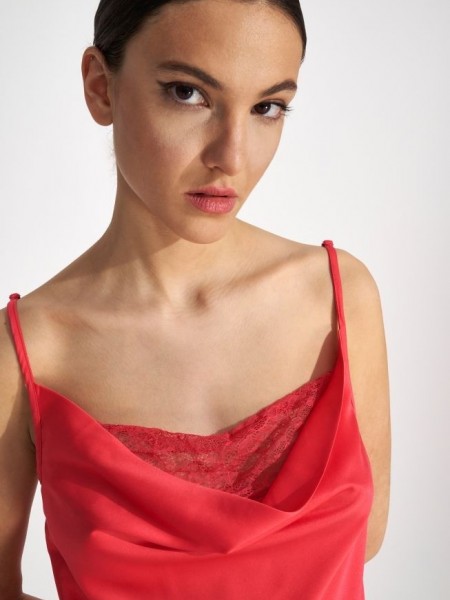 Φούξια lingerie με λεπτές ρυθμιζόμενες τιράντες, ντραπέ λαιμόκοψη και δαντελένιες λεπτομέρειες Ale
