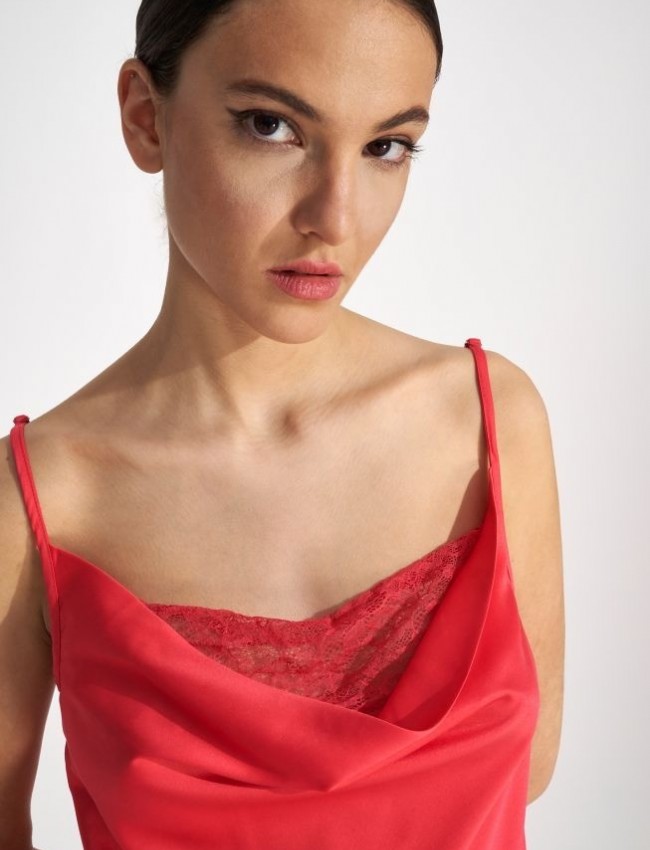 Φούξια lingerie με λεπτές ρυθμιζόμενες τιράντες, ντραπέ λαιμόκοψη και δαντελένιες λεπτομέρειες Ale