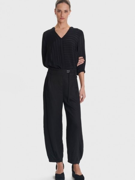 Μαύρο ψηλόμεσο slouchy-fit παντελόνι σε χαλαρή γραμμή με λάστιχο πίσω στη μέση κάθετες  μπροστινές τσέπες και αποσπώμενο λεπτό κορδόνι Ale 