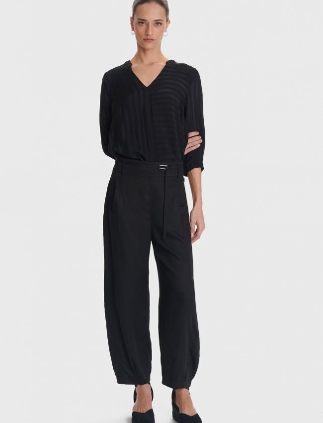 Μαύρο ψηλόμεσο slouchy-fit παντελόνι σε χαλαρή γραμμή με λάστιχο πίσω στη μέση κάθετες  μπροστινές τσέπες και αποσπώμενο λεπτό κορδόνι Ale 