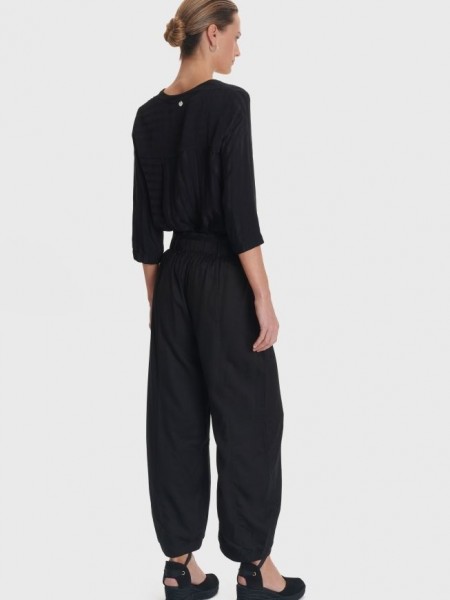 Μαύρο ψηλόμεσο slouchy-fit παντελόνι σε χαλαρή γραμμή με λάστιχο πίσω στη μέση κάθετες  μπροστινές τσέπες και αποσπώμενο λεπτό κορδόνι Ale 