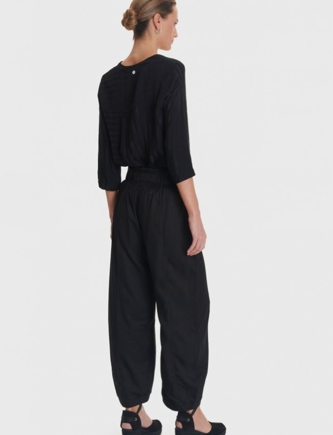 Μαύρο ψηλόμεσο slouchy-fit παντελόνι σε χαλαρή γραμμή με λάστιχο πίσω στη μέση κάθετες  μπροστινές τσέπες και αποσπώμενο λεπτό κορδόνι Ale 