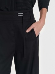 Μαύρο ψηλόμεσο slouchy-fit παντελόνι σε χαλαρή γραμμή με λάστιχο πίσω στη μέση κάθετες  μπροστινές τσέπες και αποσπώμενο λεπτό κορδόνι Ale 